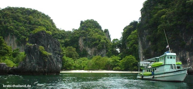 Ein Tourboot für Kanu Touren in der Nähe von Koh Hong, Krabi, Thailand