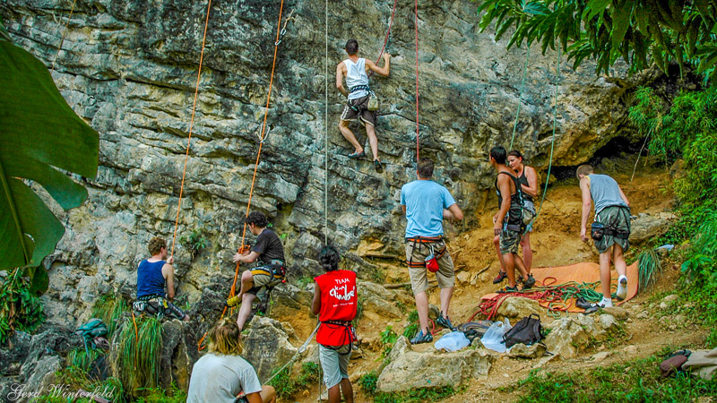 Klettern an der Firewall in Krabi, Thailand