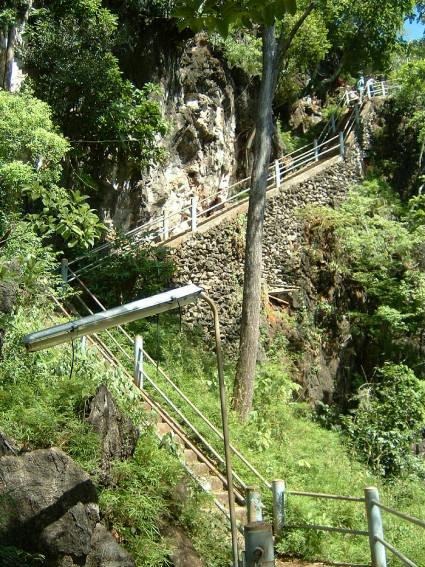 Die Treppe zum Tiger Cave Tempel in Krabi
